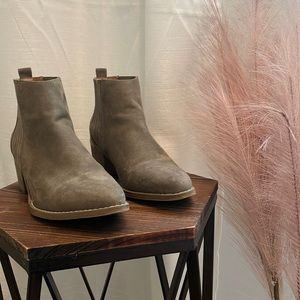 Universal Thread Booties